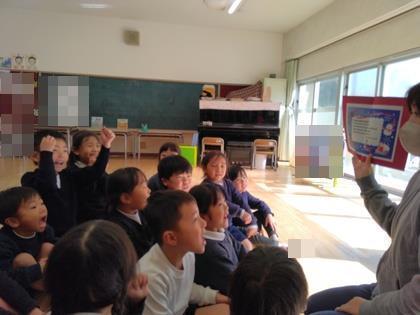 手紙には、みんなへのプレゼントを準備したから、それを入れる丈夫な袋を作ってほしいと書かれていました。