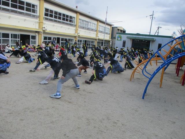 小学5年生の児童が、迫力満点の『ソーラン節』を幼稚園児に見せてくれました。