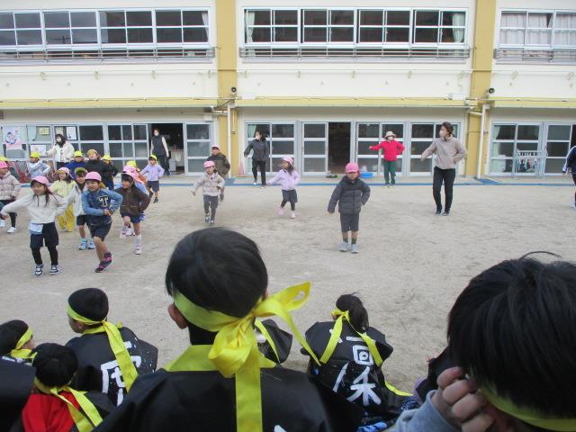 幼稚園の子ども達が、小学生のみなさんの前で、『てのひらをたいように』のダンスを元気よく踊って披露しています。