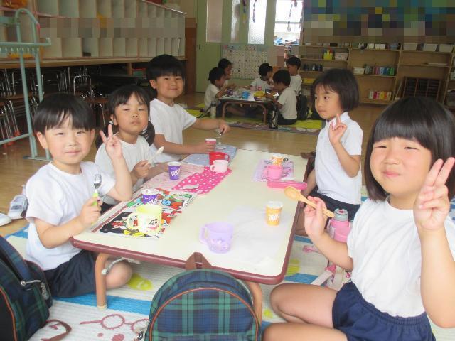 つめたいアイスクリームをおやつにいただいています。