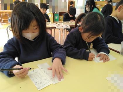 年賀状を書いています。