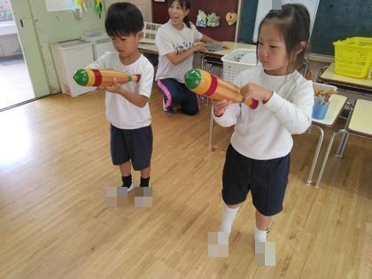 ギロの楽器を鳴らしています。
