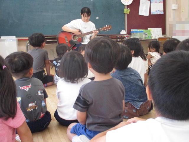 教育実習生が、披露してくれたアコースティックギーターの曲に合わせて子ども達が歌っています。