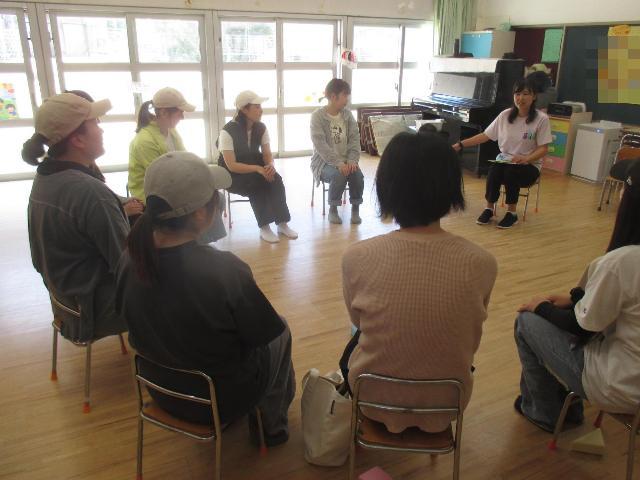 懇談会で、担任からクラスの様子を聞いています。