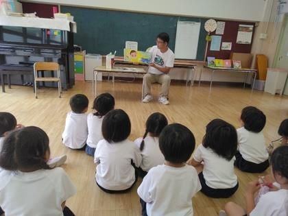 歯ブラシハーマンの絵本を読んでもらっています。