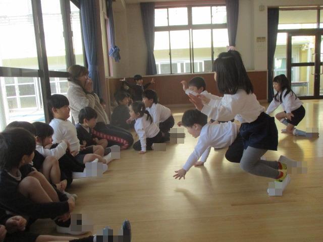 年長組の前で表現遊びを披露しています。