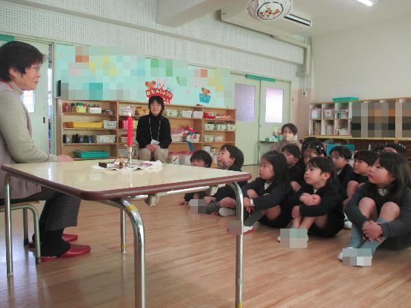 集中してお話を聞いています。