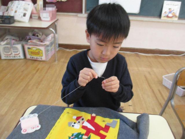 小さな針穴に糸を通したり、袋をなみ縫いで縫い付けたりしています。