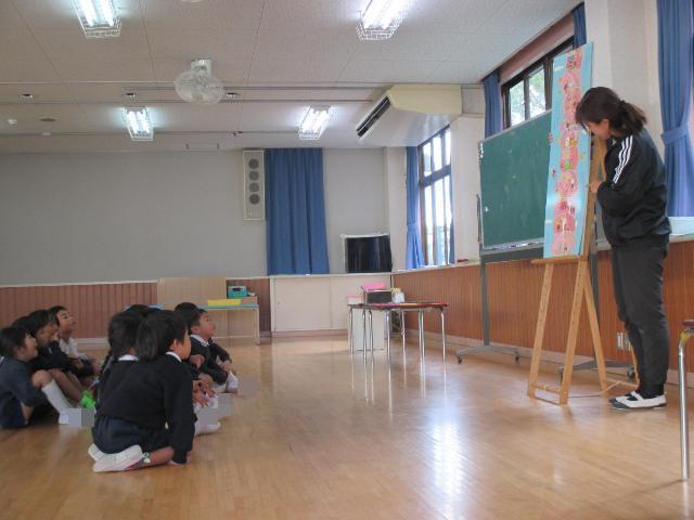 絵本『100階建てのいえ』を読んでもらっています。