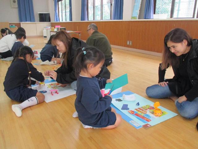 自分がすんでみたい部屋を考えて画用紙を切り貼りして作っています。