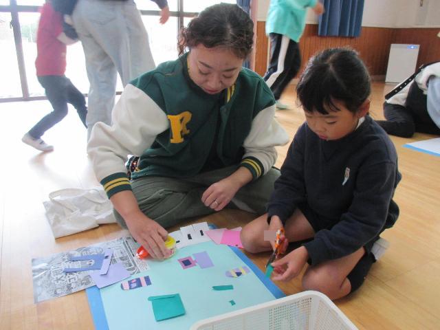 おうちの人と、どんな部屋にしようか相談しながら造形活動をしています。