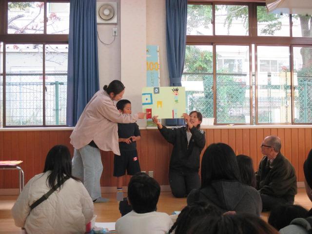 出来上がった作品の工夫したところをみんなの前で発表しています。