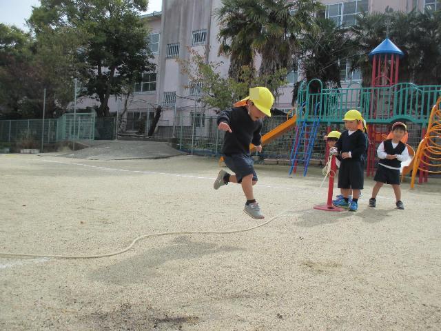 大繩でへび跳びをしています。