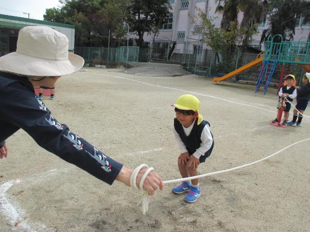 縄が回る様子をよく見てタイミングを見計らって跳んでいます。