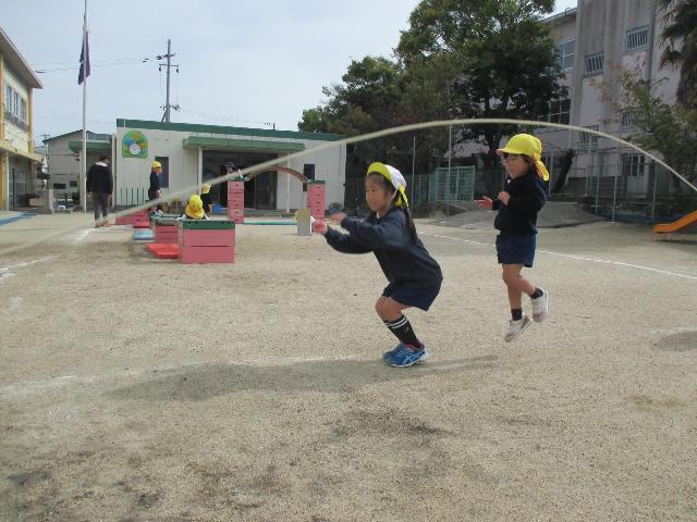 二人で並んで跳ぼうと挑戦しています。