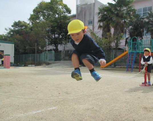 楽しそうに跳んでいます。