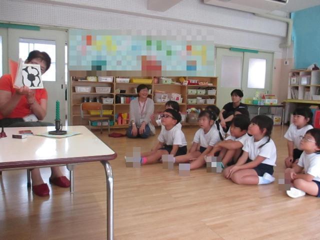 はじめてのお話会に喜んで参加しています。