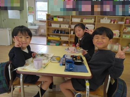 お弁当を食べています。