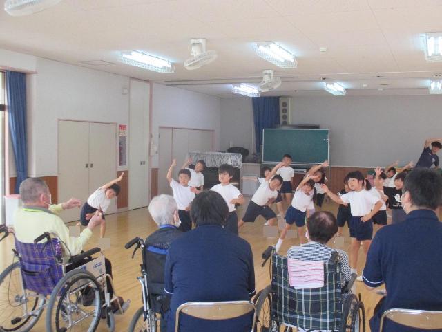 子ども達の大好きなダンスを披露しています。