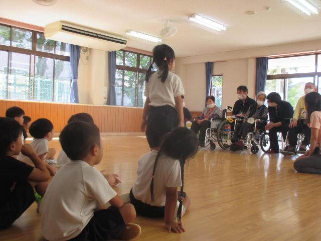 子ども達の質問に、おじいちゃんおばあちゃんが丁寧に答えてくれています。