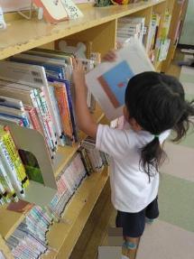 どの本を借りようか選んでいます。