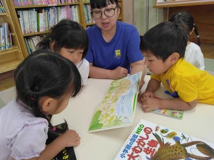 みんなで好きな本を読んでもらっています。
