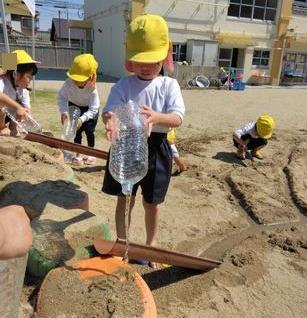 出来た道に水を流しています。