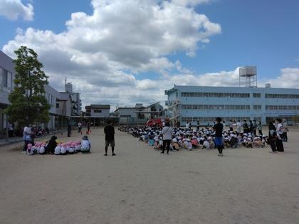 小学校と合同で避難訓練をしました