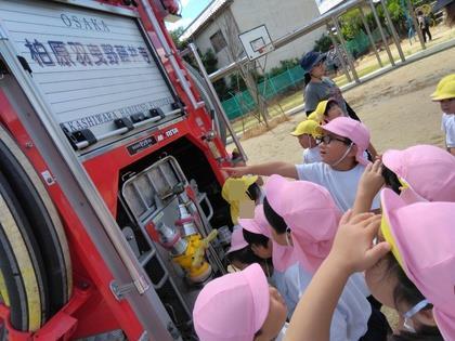 消防車を見学しています。