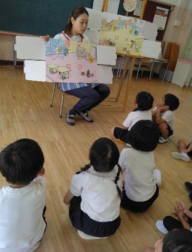 地震の紙芝居を読んでもらっています。