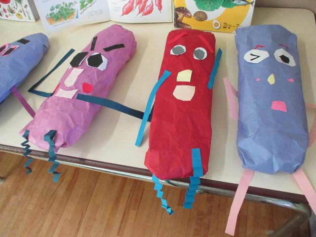 11月の壁面装飾に、立体のさつまいもが出来上がりました