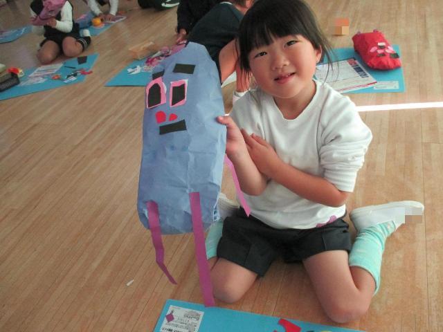 立体のお芋に画用紙で作った顔を貼ったら完成です。