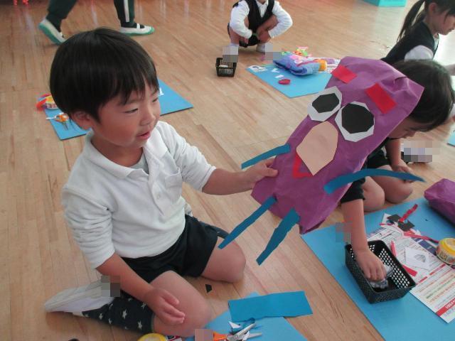 さつまいもに画用紙を貼って顔を付けて作品を仕上げています。