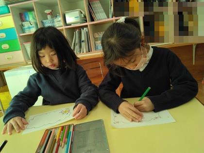 お手紙を書いたり先生の似顔絵を描いています。