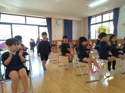 拍手に包まれながら堂々と花道を通って入場です。