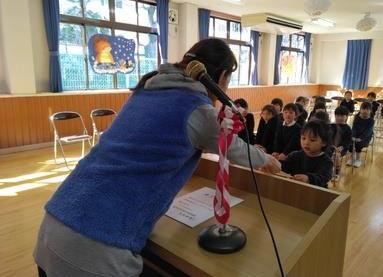 園長先生から卒園証書を受け取る練習をしています。