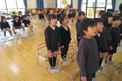 楽しかった思い出の歌をうたっています。