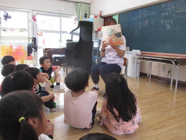 紙芝居をみて、地震が起きたらどうすればいいかを学んでいます。