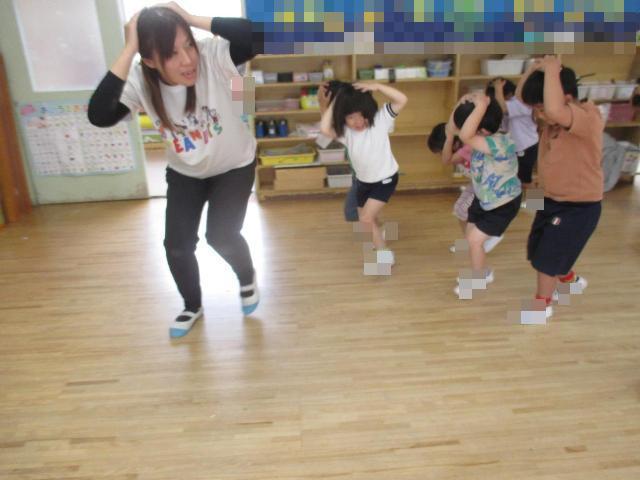 姿勢を低くしてかかんで避難をする練習をしています。