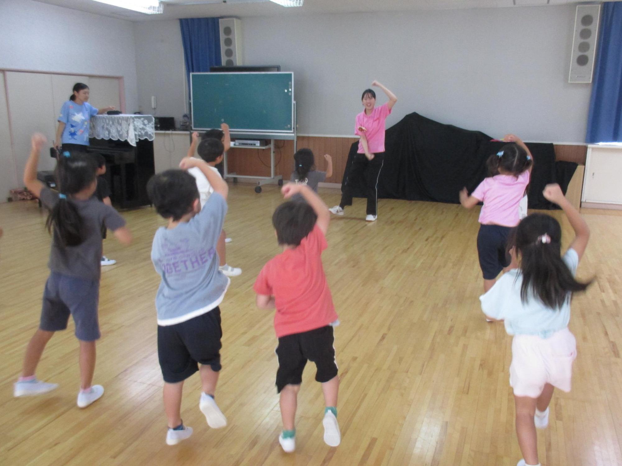 みんなで体操している
