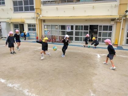 ドッジボールをしています。