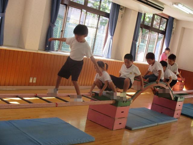 巧技台のいろいろなパーツを組んで、運動遊びを楽しんでいます。