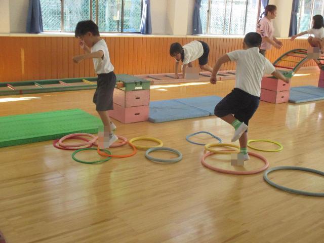 フラフープを並べてジャンプをしています。