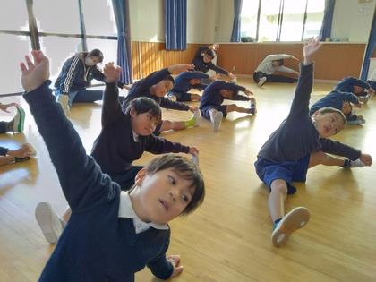 まずは、ウォーミングアップにストレッチからして、伸ばしたり回したり、体をほぐしています。