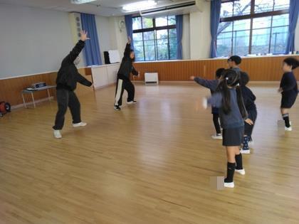 音楽がかかると笑顔いっぱいに踊っています。