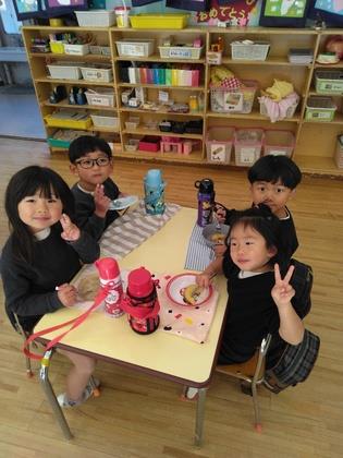 おやつのバームクーヘンをいただいています。