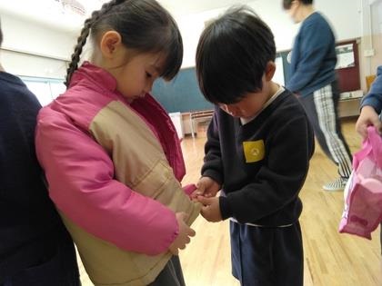 帰る用意をしている