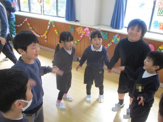 仲良しペアになって『あひるのダンス』を楽しく踊っています。