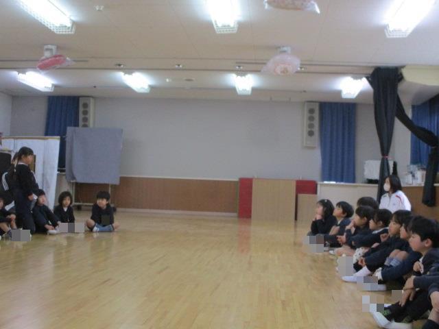年少組が年長組に、一緒に遊んでくれてありがとうと伝えています。