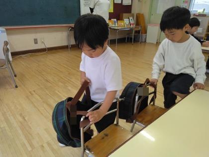 お弁当を食べる前の準備で、椅子にかばんをかけています。